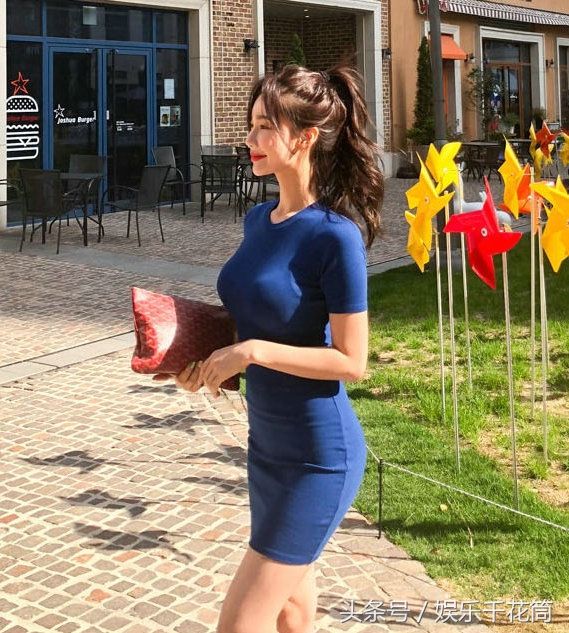 模特穿经典纯色裙很有层次感，诠释了她丝丝的甜美气质