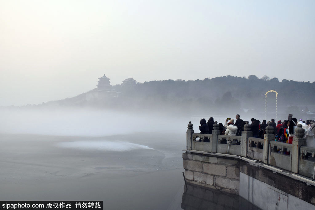 北京颐和园景区雪后惊现平流雾奇观 云雾飘渺宛如仙境