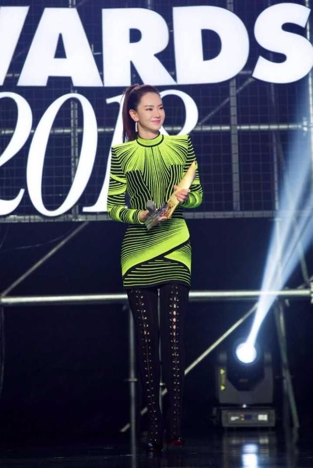 戚薇怎么了，把灯管穿在身上，又花一个小时穿靴子，太不容易了