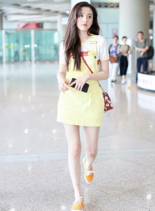 宋祖儿本来想靠这条裙子吸引目光，没想到大家都关注她的腿！