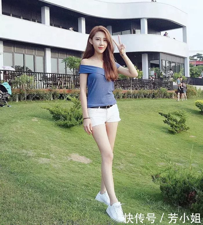 街拍：美女真会保养身材，简单穿着就能秀出迷人腰肢，真心赞