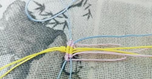  #中央位置#结绳编织，斜卷结就能编出的小挂件，辟邪小鞋子挂饰附教程！
