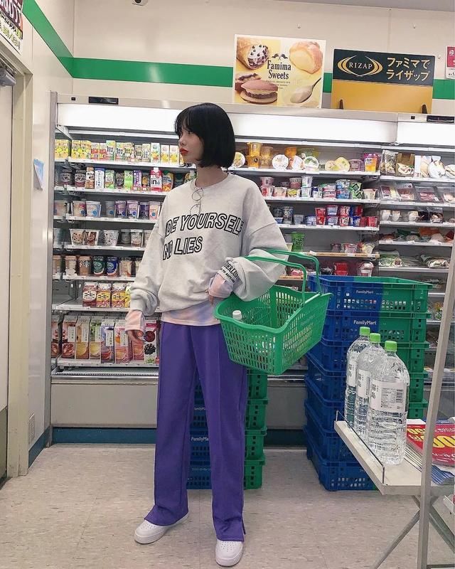 『卫衣』卫衣搭配:穿错卫衣真的土!卫衣+小白鞋 、卫衣+帆布鞋真好看!