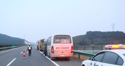 高速经常堵车是因为车太多吗？其实这种车才是罪魁祸首，就该严惩