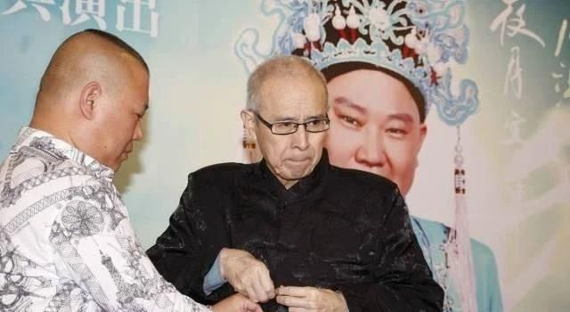  「相声界」德云社创始人之一，死后被供奉在德云社后台，曾患癌为郭德纲出头