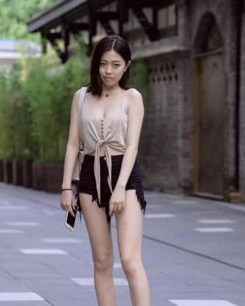 打底裤搭配运动鞋，看完之后让你过一个时髦的秋天！