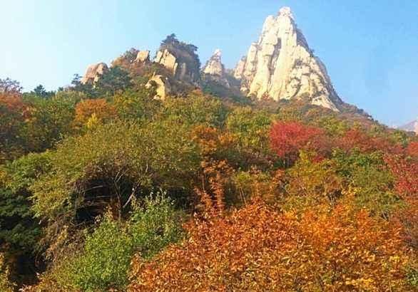 河北的小黄山，仅比泰山低一百多米，深秋是看红叶的最佳去处