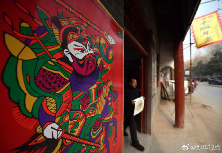 春节将至 又到木版年画艺人秀手艺的时候了