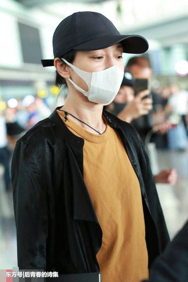 周迅走机场，不化妆就算了，还穿了条旧裤子，网友：我妈都不会穿