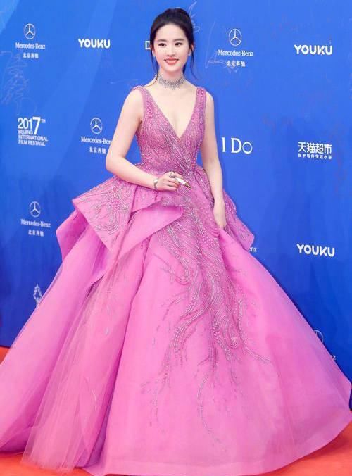 「线条感」刘亦菲越来越美了，穿“褶皱”礼服裙却不见肉，细腰身材美得高调