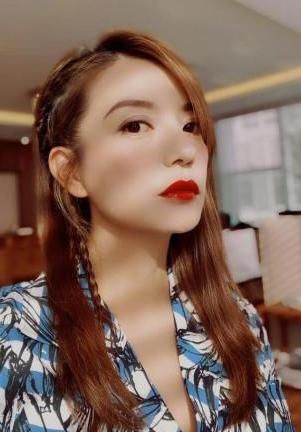 “小燕子”又回来了！42岁赵薇瘦身成功，浅蓝色连衣裙少女感满满