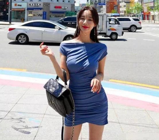 连衣小短裙，可清纯也可成熟稳重，女人味十足。