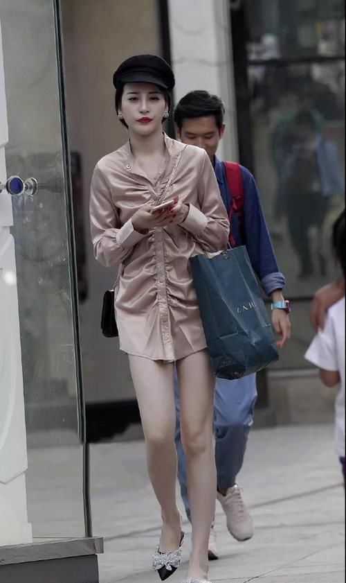 风范|街拍美女：高冷时尚的穿搭参考，尽显女王风范