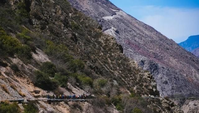 天堂向左，雨崩向右。不去天堂，就去雨崩
