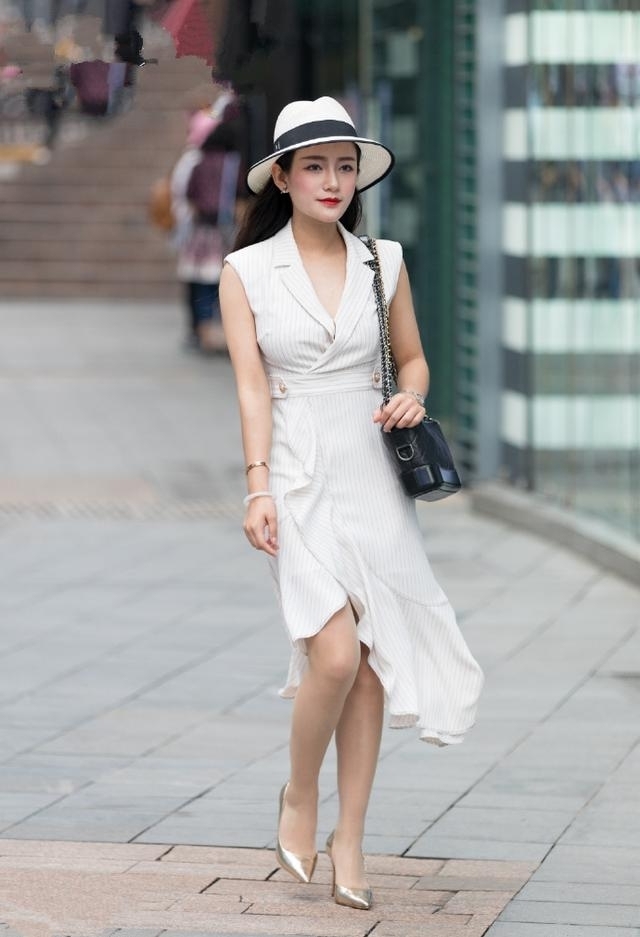 美女|路人街拍,美女白色瑜伽裤搭配粉红色短袖,呈现女人魅力