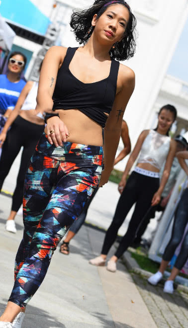 30岁气质小姐姐紧身裤勾勒饱满弧线，街头大肆跳起热舞，真是辣眼