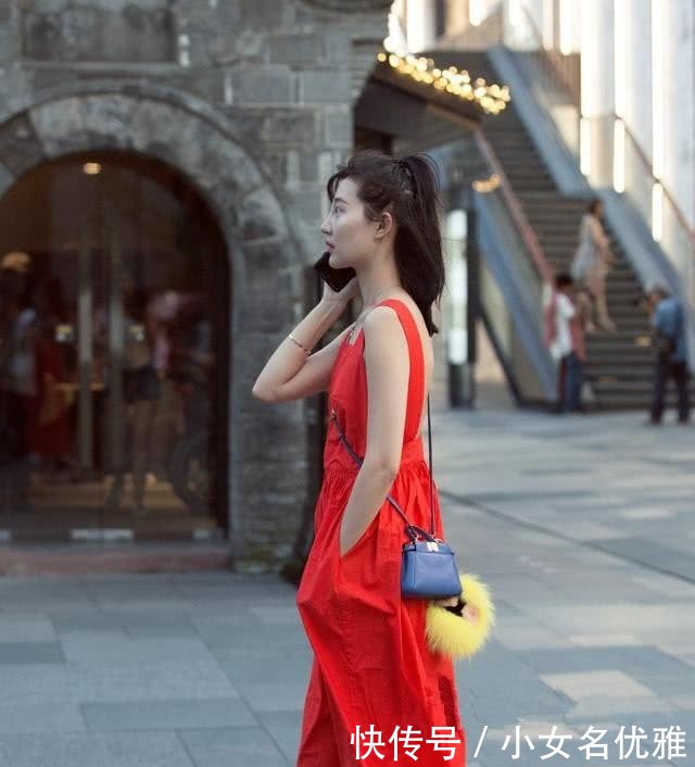 街拍清凉上街俊美的小姐姐，打扮上性感个性鹤立人群！