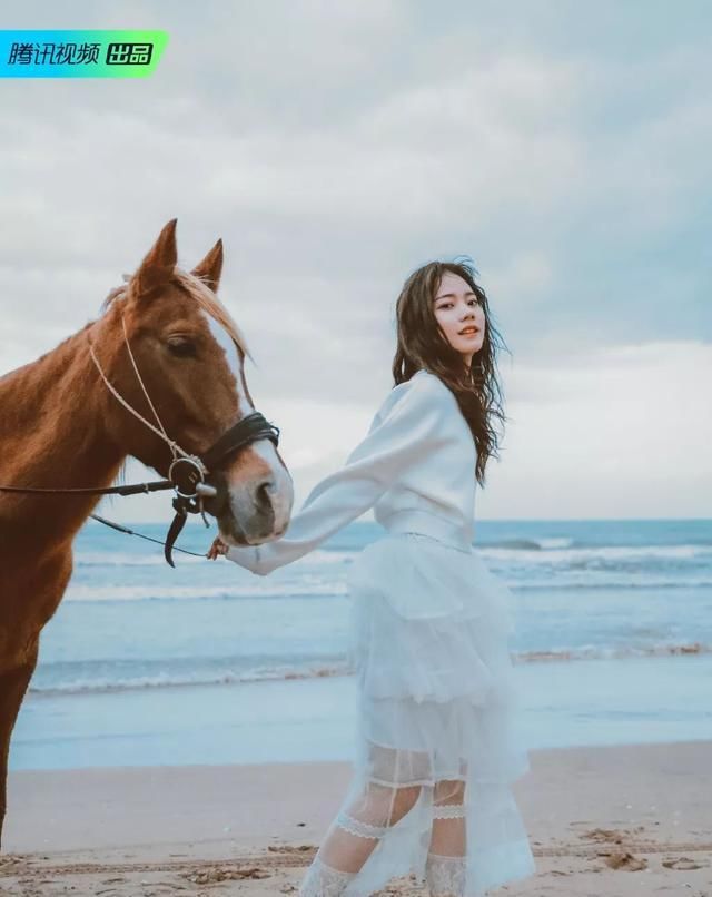  [千万别]身材微胖的女人,千万别穿这3种衣服,试试另外3种,更时髦显瘦