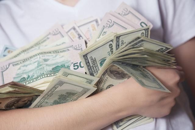 “去美元化”又进一步!英俄正式宣布直接使用卢布、英镑交易结算