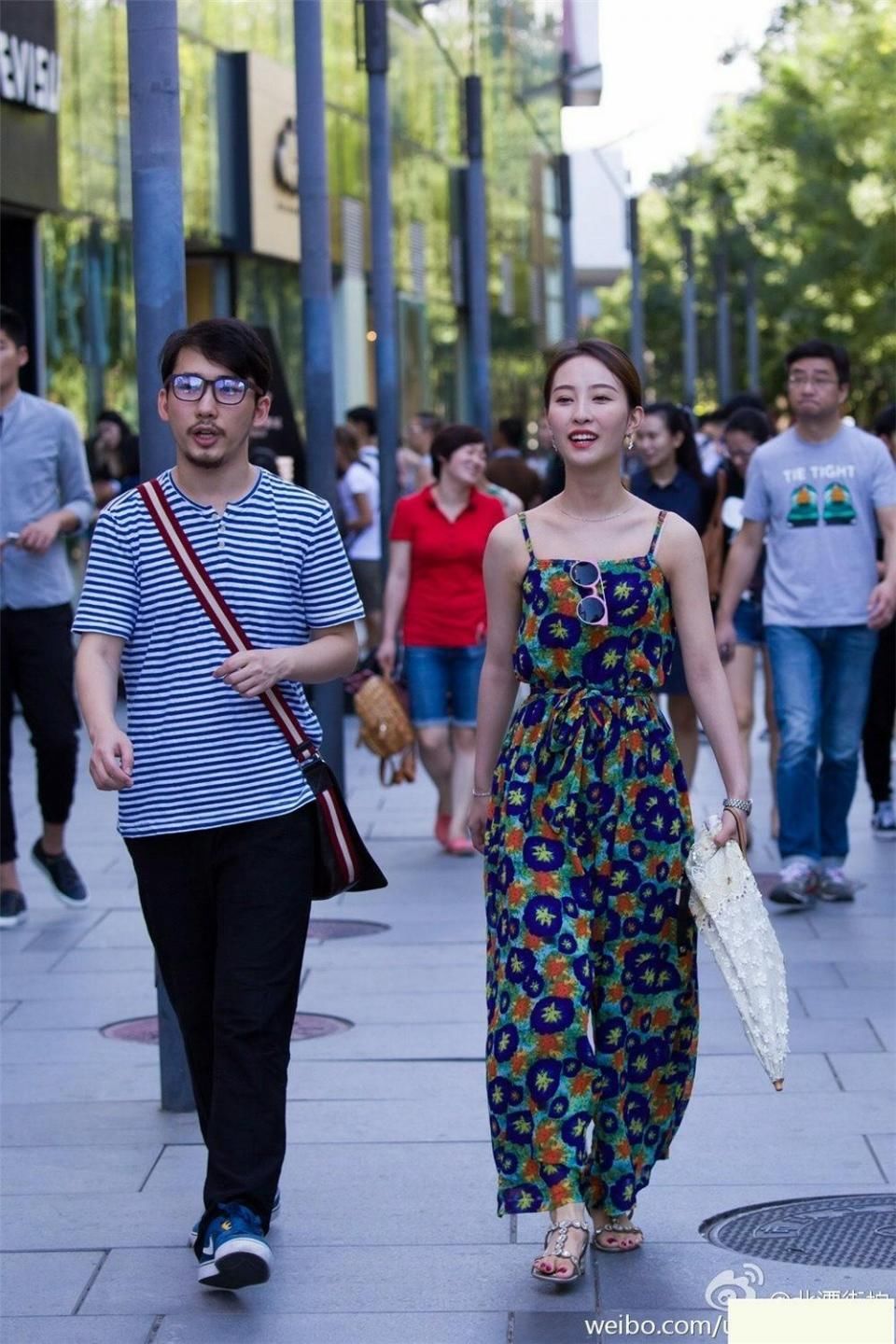 街拍三里屯时尚靓丽的姑娘