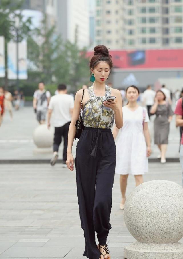街拍：炎炎夏日，美女们都打扮的很漂亮，个个颜值高身材好