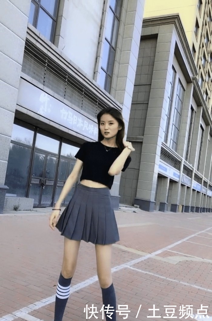 偶遇@街头偶遇穿着短裙跳舞的美女,动作标准,演绎魅力十足