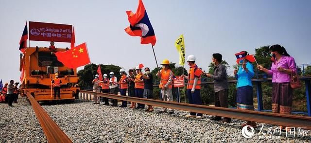  『老挝』中老铁路首根钢轨在老挝万象成功铺设