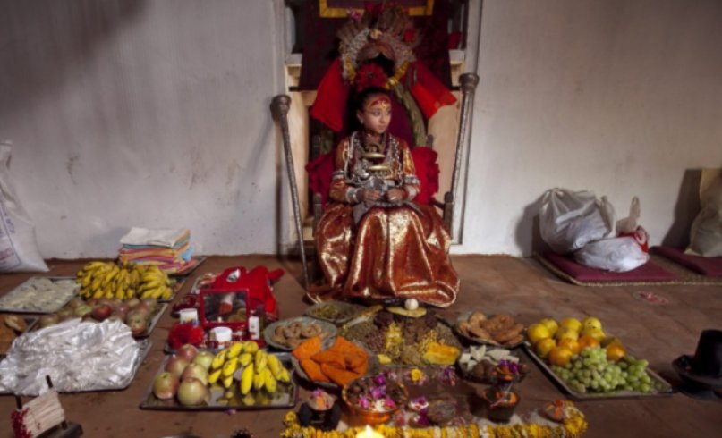 尼泊尔受万人敬仰的活女神，国王向其跪拜，父母却害怕女儿被选上