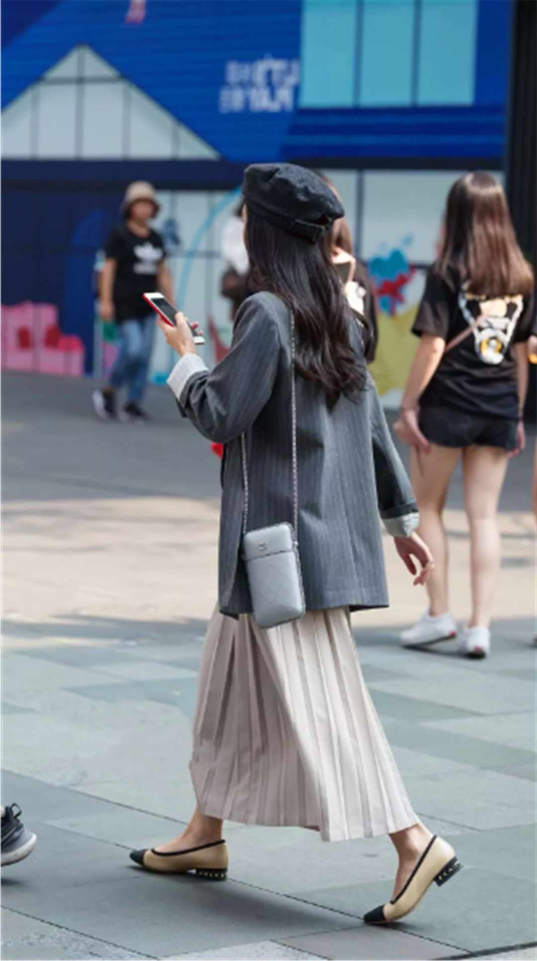 街拍:图6美女找个丑女当闺蜜，上街就被对比，扎心了!