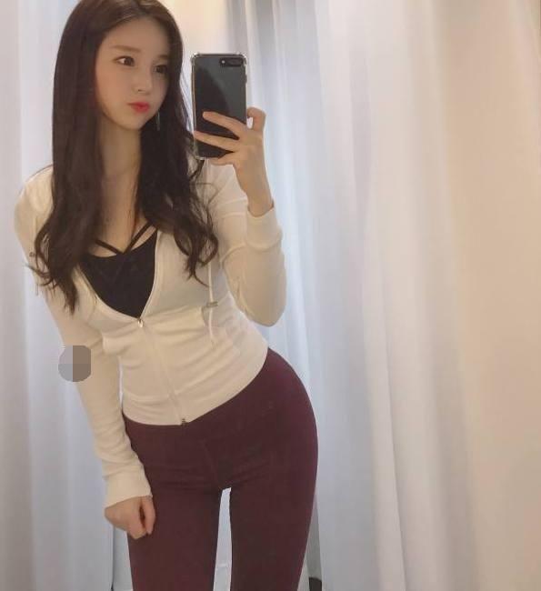 紧身打底裤美女，衬托出完美身材比例，展现可爱甜美气息！