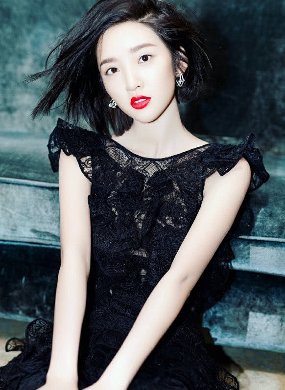 唐艺昕穿一袭黑色短裙,看到小细节后,难怪张若昀那么爱你