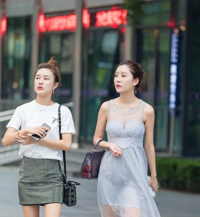 街拍:有点微胖的小姐姐，红色的上衣搭配白色的短裙，好看极了!