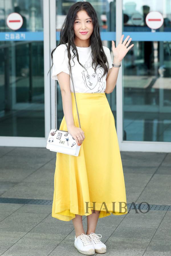 Tee+过膝裙Hold住各种场合 包你时髦一整夏!