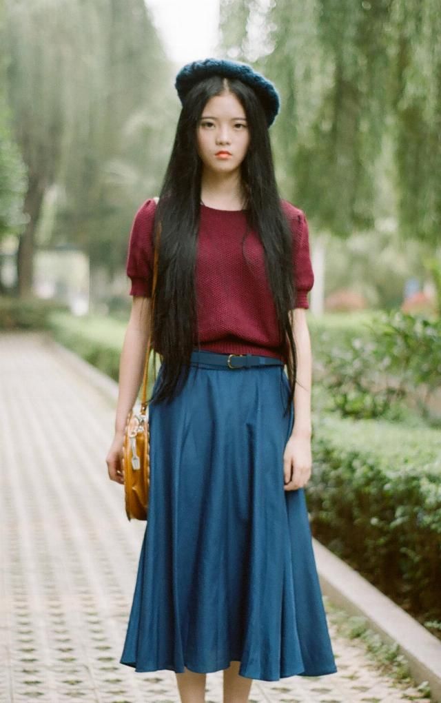  #传统#时尚潮流女孩在穿衣搭配上别具一格，把时尚潮流原素加进传统服饰上，很引人注意