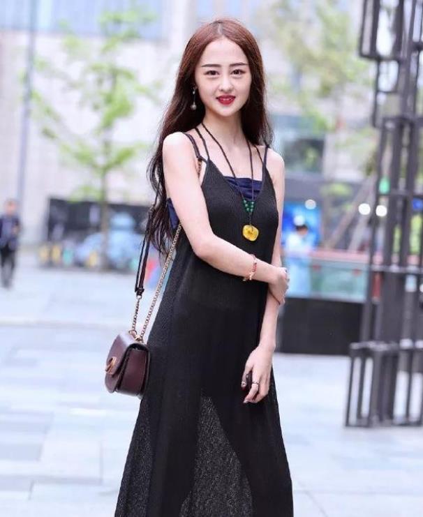 『气质』街拍：面带笑容的美女，一件条纹衬衫配牛仔短裤，气质迷人
