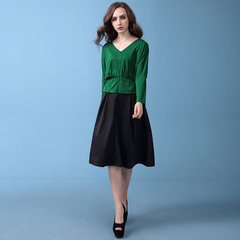 55岁的妈妈同学聚会,多年未见的老同学夸她还如此年轻,会打扮