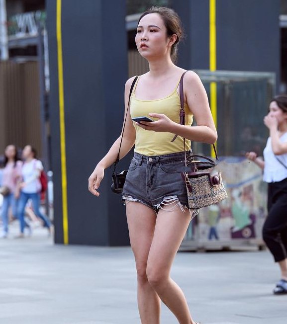 街拍：美女穿超短热裤，水嫩白皙的长腿，美到“炸街”啊！