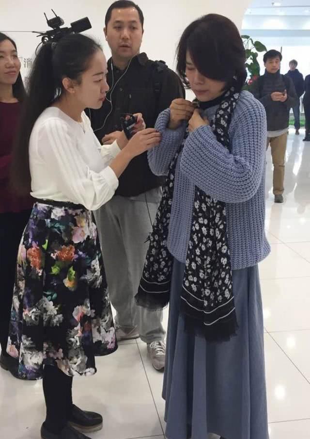  「风范」董明珠太会穿，一袭V领连衣裙优雅大方，真有女企业家的风范