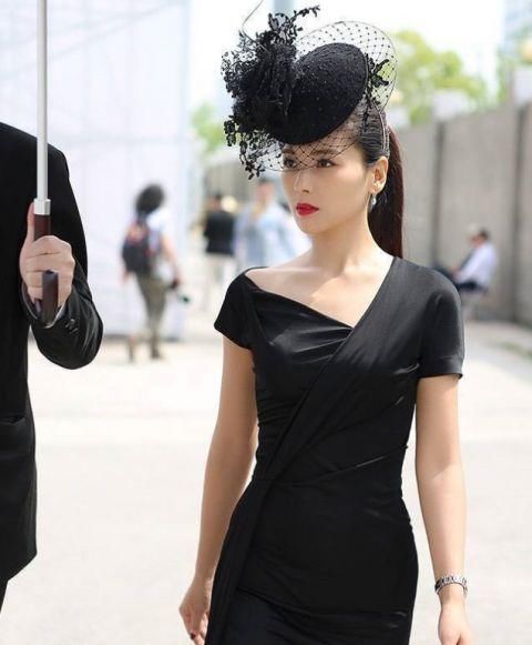 刘涛英伦穿扮惊艳众人，贵族名媛范十足，美到认不出!