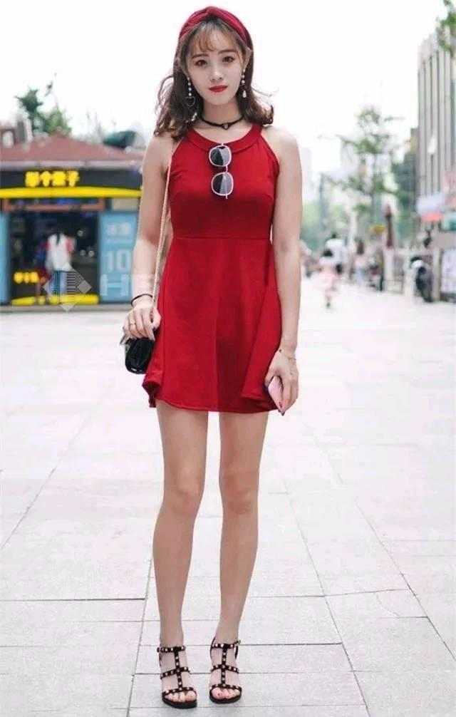 街拍：蕾丝透视装展现完美身姿，图2小姐姐让直男心动