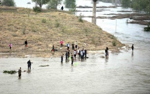  『北京』现场｜众多人在永定河非法捕鱼
