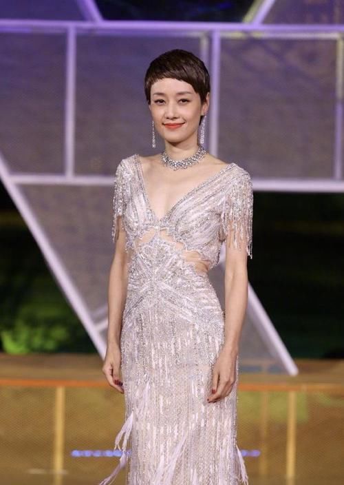  #气质#马伊琍气质一流！穿亮片连衣裙精致大方，一头短发依旧女人味十足