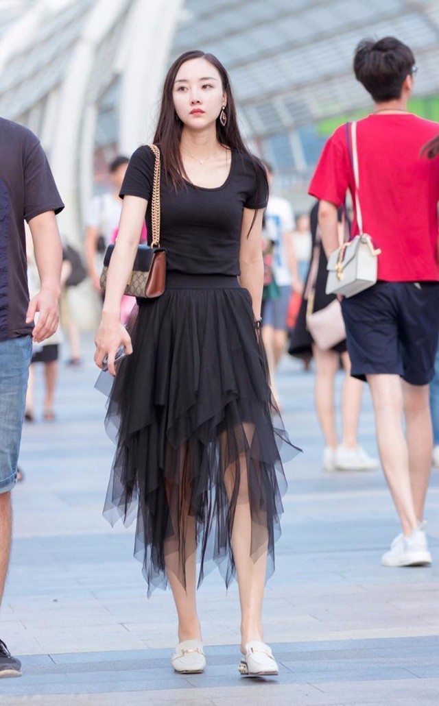小姐姐高挑的身材，搭配吊带连衣裙，尽显女神范儿