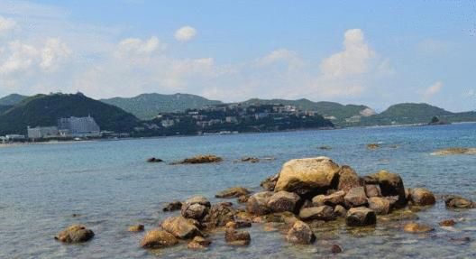 两块石头组成的天然景点, 倒下后露出堆彻的红砖, 游客: 真坑!