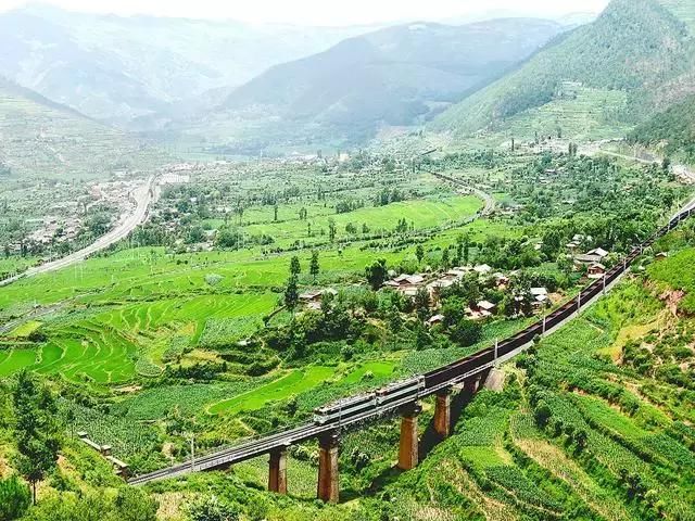  云中|铁路版盘山公路：成昆铁路展线奇景，翻山越岭云中走！