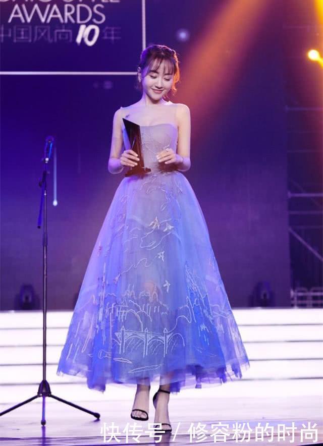 都是抹胸长裙也有不同风格，一个清新一个甜美，你更中意哪个？