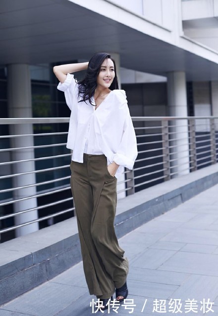 王鸥这阔腿裤也太大了！裤管宽到都能钻进一个人，网友：这才凉爽