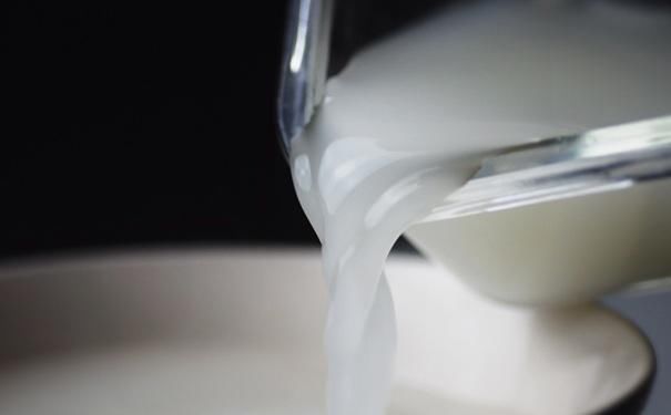 白色衣物总是洗不干净？往水里加点东西，轻轻一搓即刻搞定