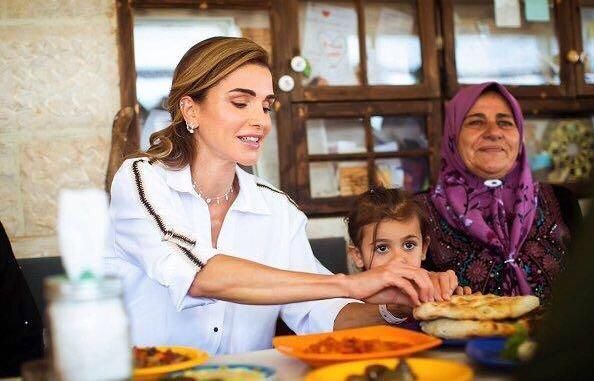 约旦王后拉尼娅探访农村，休闲装扮很亲民，时尚气息藏不住