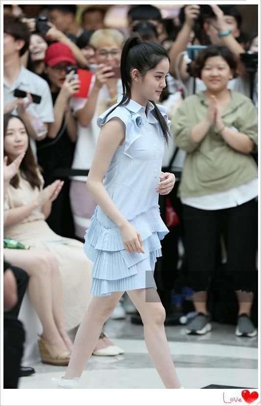 当欧阳娜娜与关晓彤同穿蓝色裙，才知道稚嫩和成熟的差距有多大!